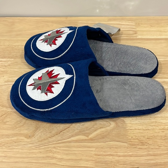 NHL | Winnipeg Jets Slippers - Picture 2 of 3